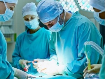 У луцькій лікарні вперше прооперували жінку з великою грижею новим методом