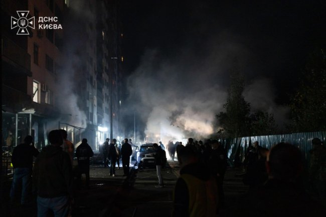 У Києві вранці дрон влучив у будівлю школи. ФОТО