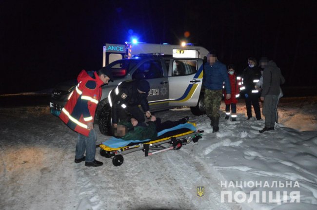 Добу блукав у лісі: на Волині поліцейські оперативно відшукали зниклого чоловіка. ФОТО