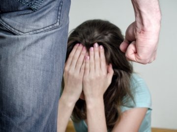 На Волині п'яний чоловік через ревнощі побив дружину