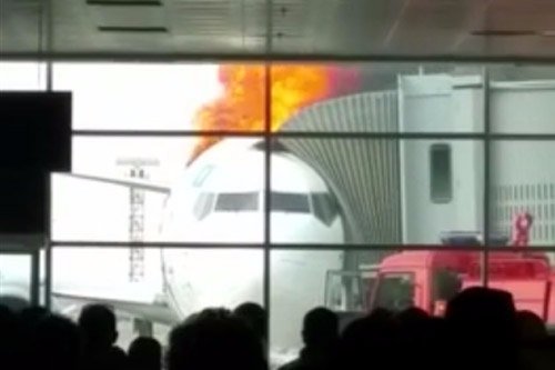 Боїнг 737 згорів прямо в аеропорту. ФОТО. ВІДЕО