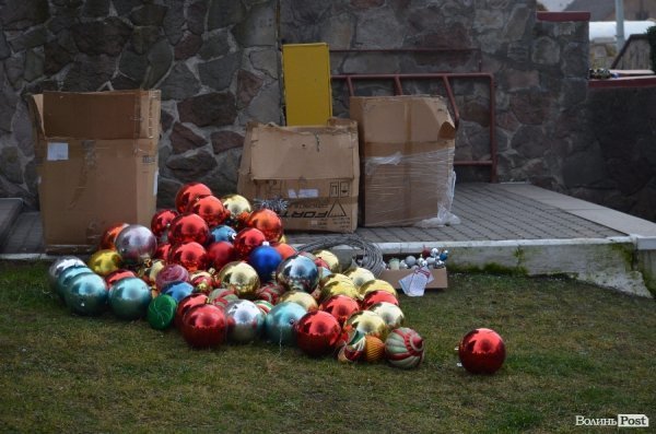 Розпочали прикрашати ялинку біля Луцькради. ФОТО 