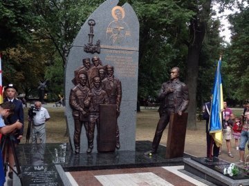 Новини з минулого. Пам'ятник загиблим та смерть на Сході