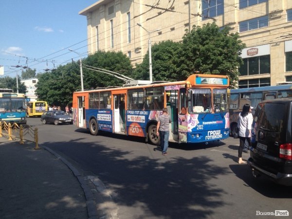 Луцькі тролейбуси одночасно зупинилися в центрі міста. ФОТО