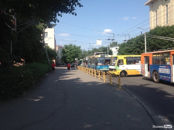 Луцькі тролейбуси одночасно зупинилися в центрі міста. ФОТО