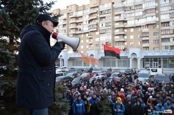 Гарячий світанок у Луцьку: як пікетували губернатора. ФОТО