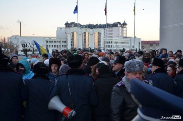 Гарячий світанок у Луцьку: як пікетували губернатора. ФОТО