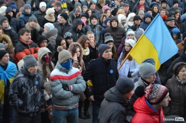 Гарячий світанок у Луцьку: як пікетували губернатора. ФОТО
