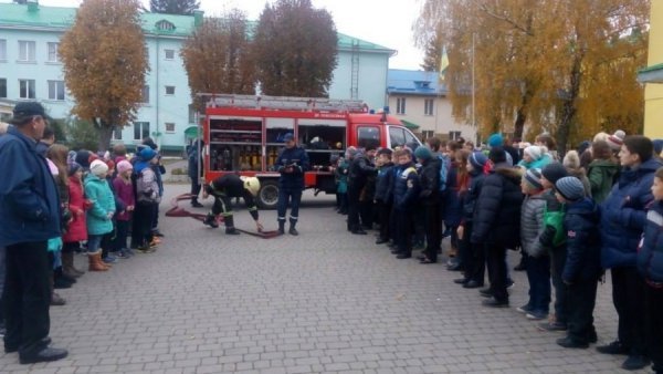 У Володимирі школярам показали пожежну техніку. ФОТО