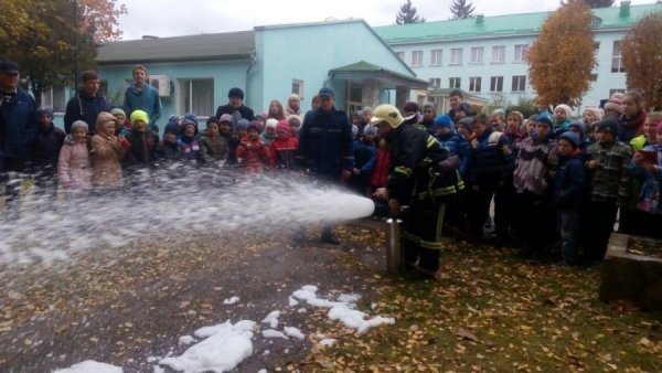 У Володимирі школярам показали пожежну техніку. ФОТО