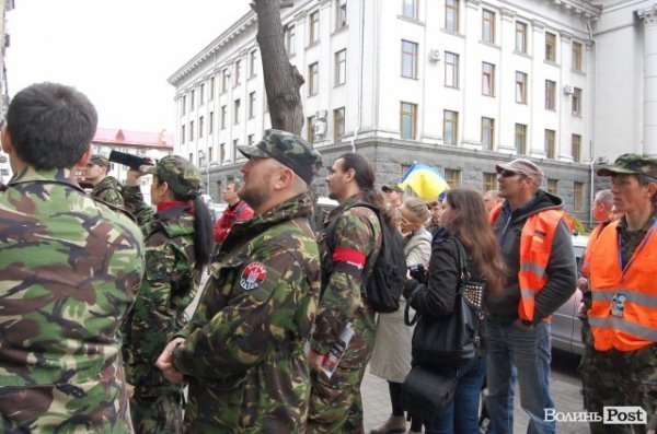 У Луцьку революціонери навідалися до «агентів Кремля». ФОТО