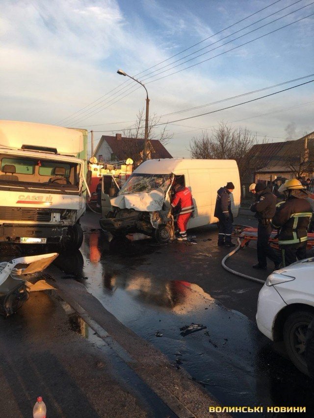Моторошна аварія в Луцьку: водія діставали рятувальники. ФОТО