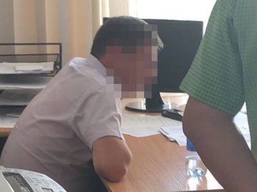 Луцького чиновника-хабарника  взяли під варту