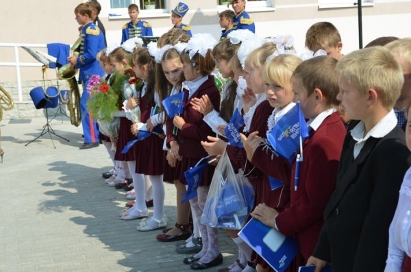 Кандидати у народні депутати агітують і в школах, і в маршрутках, і навіть на хлібзаводі. ФОТО