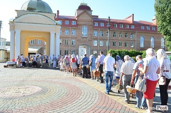 Як в Луцьку святять яблука. ФОТО