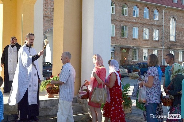 Як в Луцьку святять яблука. ФОТО