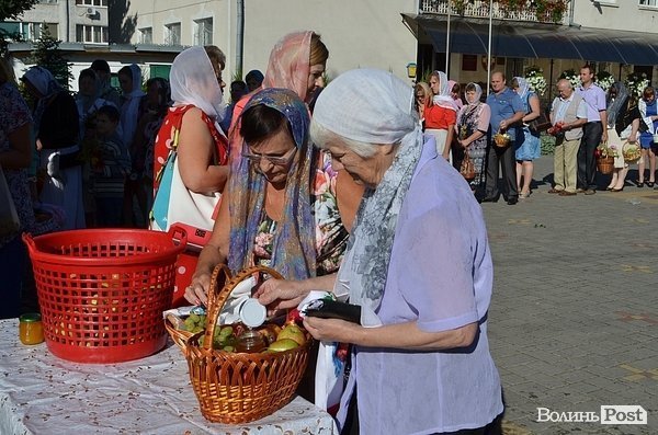 Як в Луцьку святять яблука. ФОТО