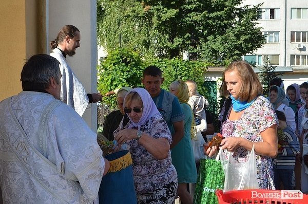 Як в Луцьку святять яблука. ФОТО