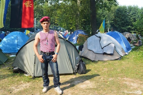 Через тиждень Володимир їде на війну. Він - сотник «Волинської січі», нацгвардієць і музикант