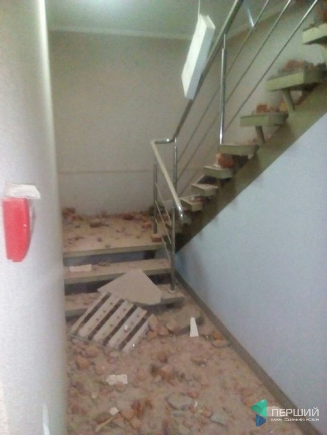 У Луцьку через сильний вітер обвалилась частина будинку