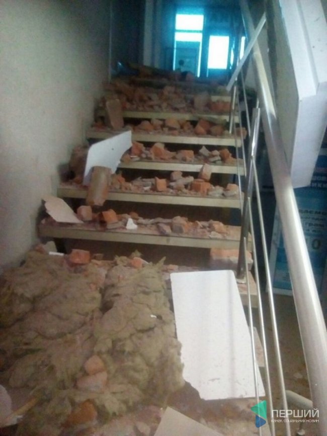 У Луцьку через сильний вітер обвалилась частина будинку