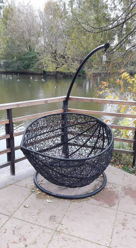 Вандали розтрощили гойдалку в луцькому зоопарку. ФОТО