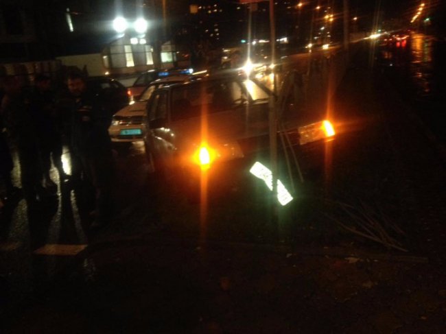 У Луцьку авто на швидкості втаранилося в огорожу