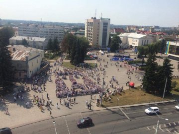 Лучани у вишиванках утворили велетенську вежу замку Любарта. ФОТО