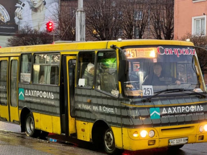 Лучани нарікають на відсутність транспорту в напрямку Володимирської