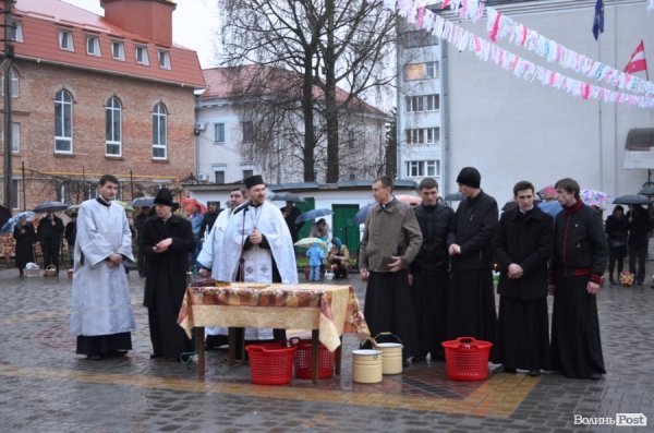 У центрі Луцька святили паски. ФОТО