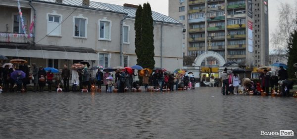 У центрі Луцька святили паски. ФОТО
