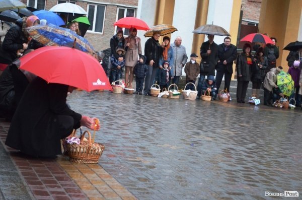 У центрі Луцька святили паски. ФОТО