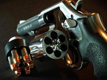 У Харкові п'яний чоловік застрелився, граючи російську рулетку