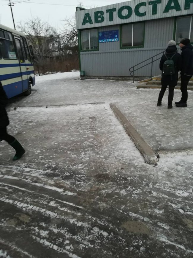 Автостанція у волинському селищі перетворилася на ковзанку. ФОТО