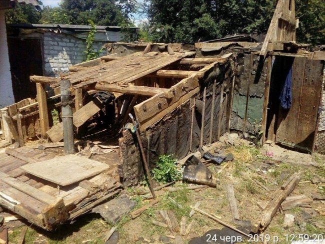 У Луцьку муніципали зносили сараї та гаражі. ФОТО