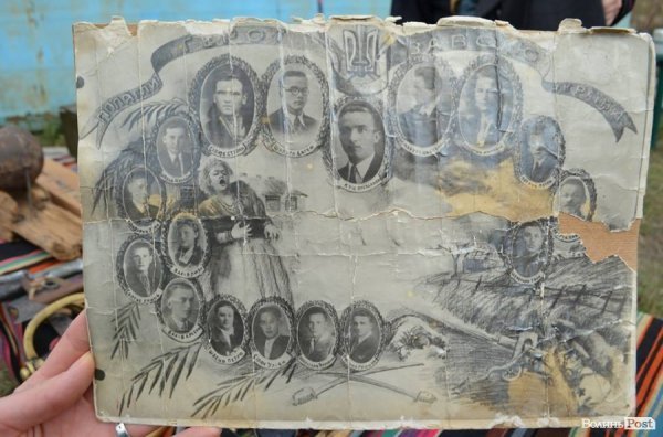 Унікальну історичну реліквію знайшли у пляшці під стріхою. ФОТО