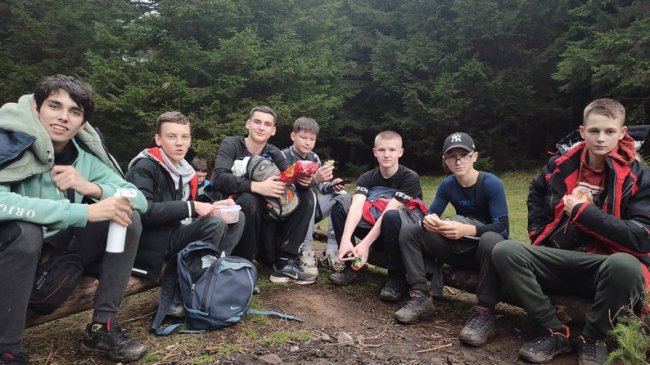 Школярі з Волині розповіли, як на руках винесли однокласника на гору в Карпатах. ВІДЕО