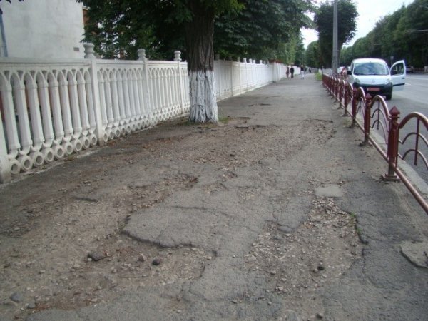 Лучани скаржаться на безгосподарність «дорожників»