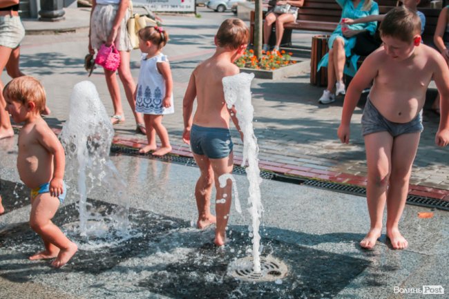 Стир, фонтани і вуличні душі: як у Луцьку рятуються від спеки. ФОТО