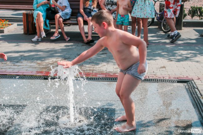 Стир, фонтани і вуличні душі: як у Луцьку рятуються від спеки. ФОТО