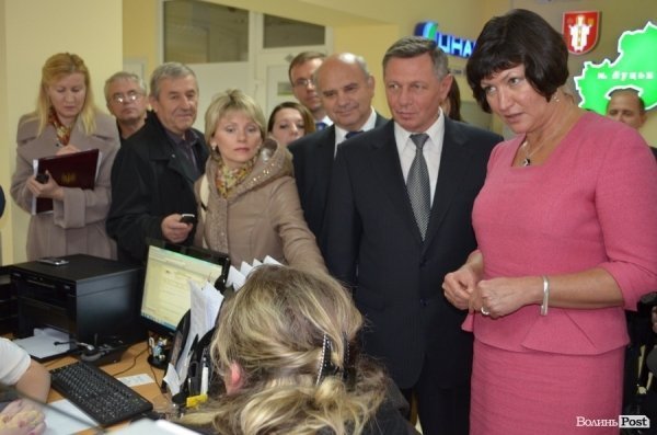 Заступник голови адміністрації президента Ірина Акімова розпитувала лучан, чи подобається їм якість надання послуг у ЦНАПі