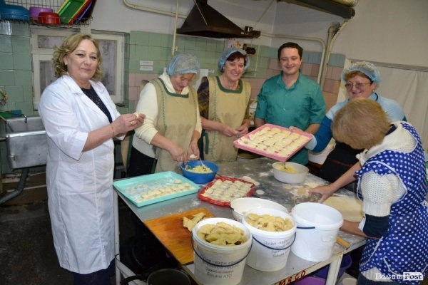 У Луцьку наліпили 10 відер вареників на Схід