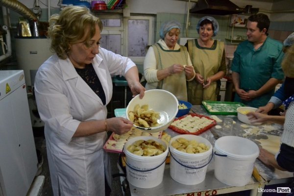 У Луцьку наліпили 10 відер вареників на Схід