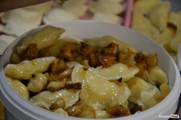 У Луцьку наліпили 10 відер вареників на Схід