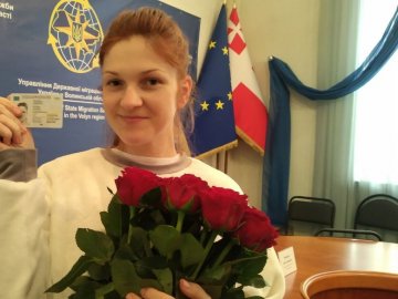 Звільненій з полону Мар'яні Мамоновій у Луцьку видали новий паспорт