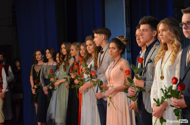 «Ви переможці»: у Луцьку нагородили випускників-медалістів. ФОТО