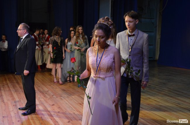 «Ви переможці»: у Луцьку нагородили випускників-медалістів. ФОТО