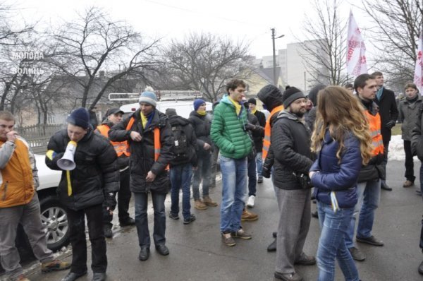 «Хочу повістку на день народження»: у Луцьку «тролили» міліцію. ФОТО
