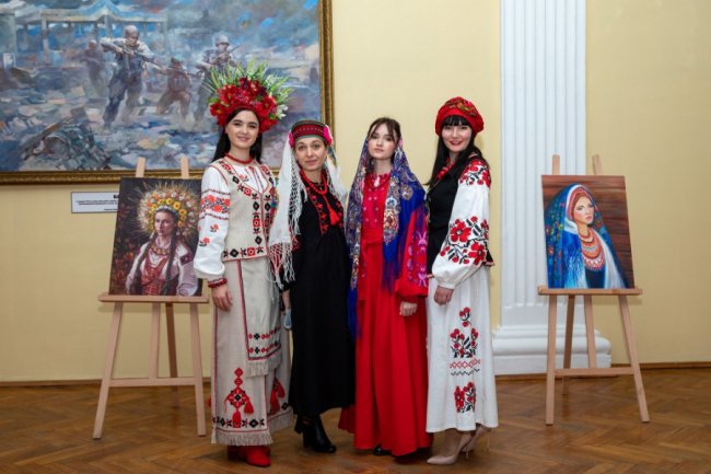 На виставці у Луцькому прикордонному загоні представили портрети молодиць з різних регіонів України. ФОТО