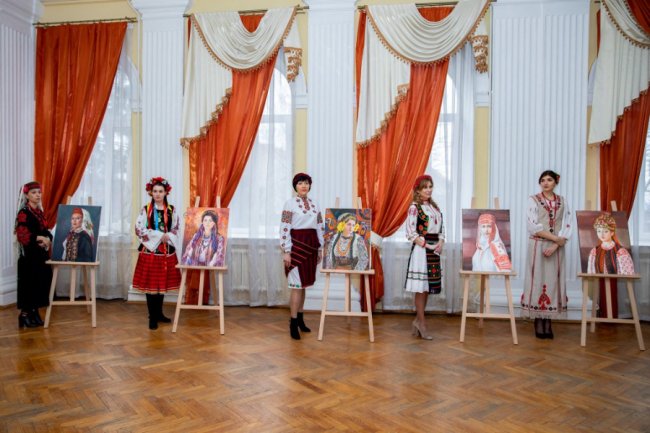 На виставці у Луцькому прикордонному загоні представили портрети молодиць з різних регіонів України. ФОТО